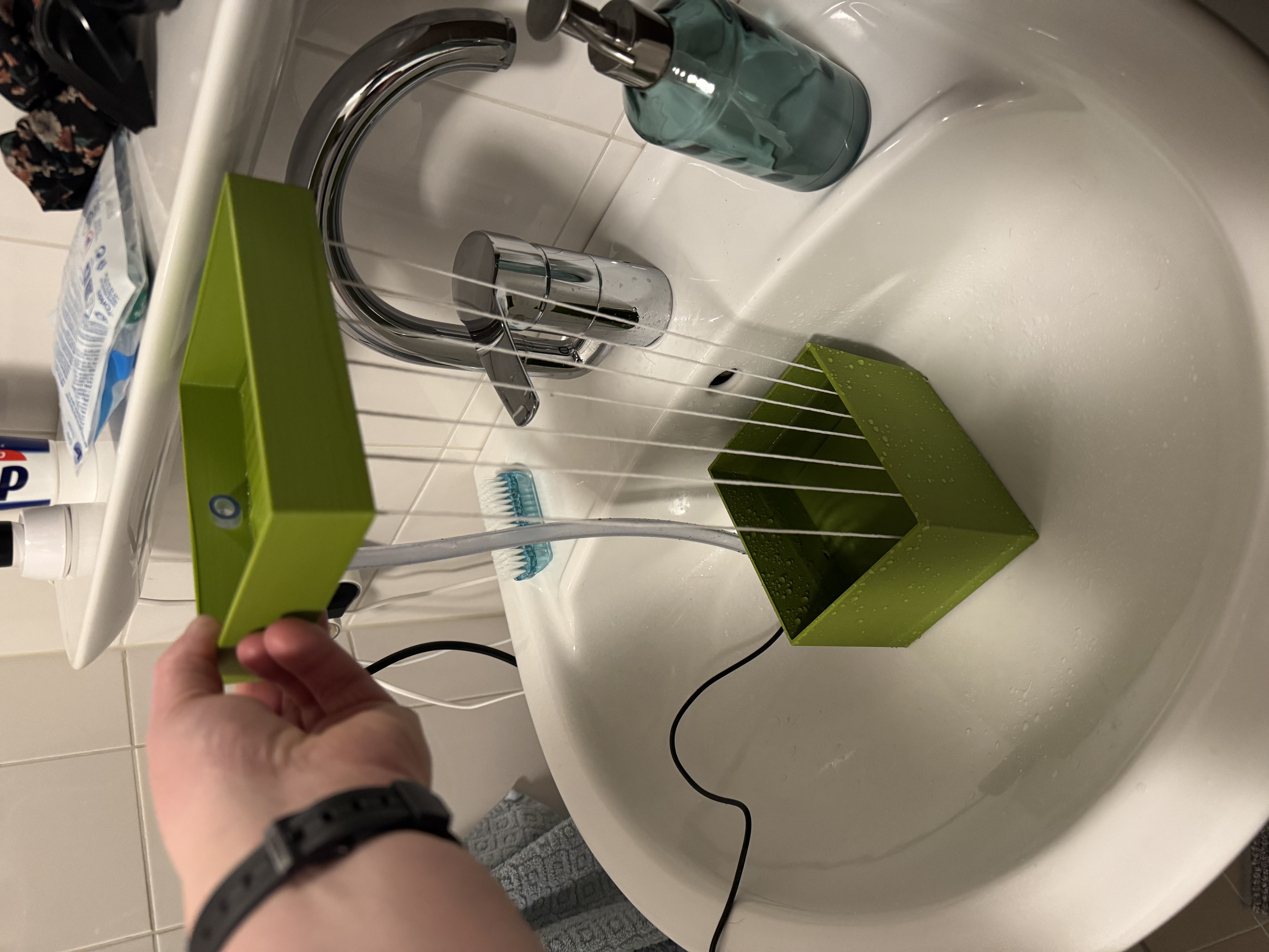 Water flow testing using top and bottom reservoirs