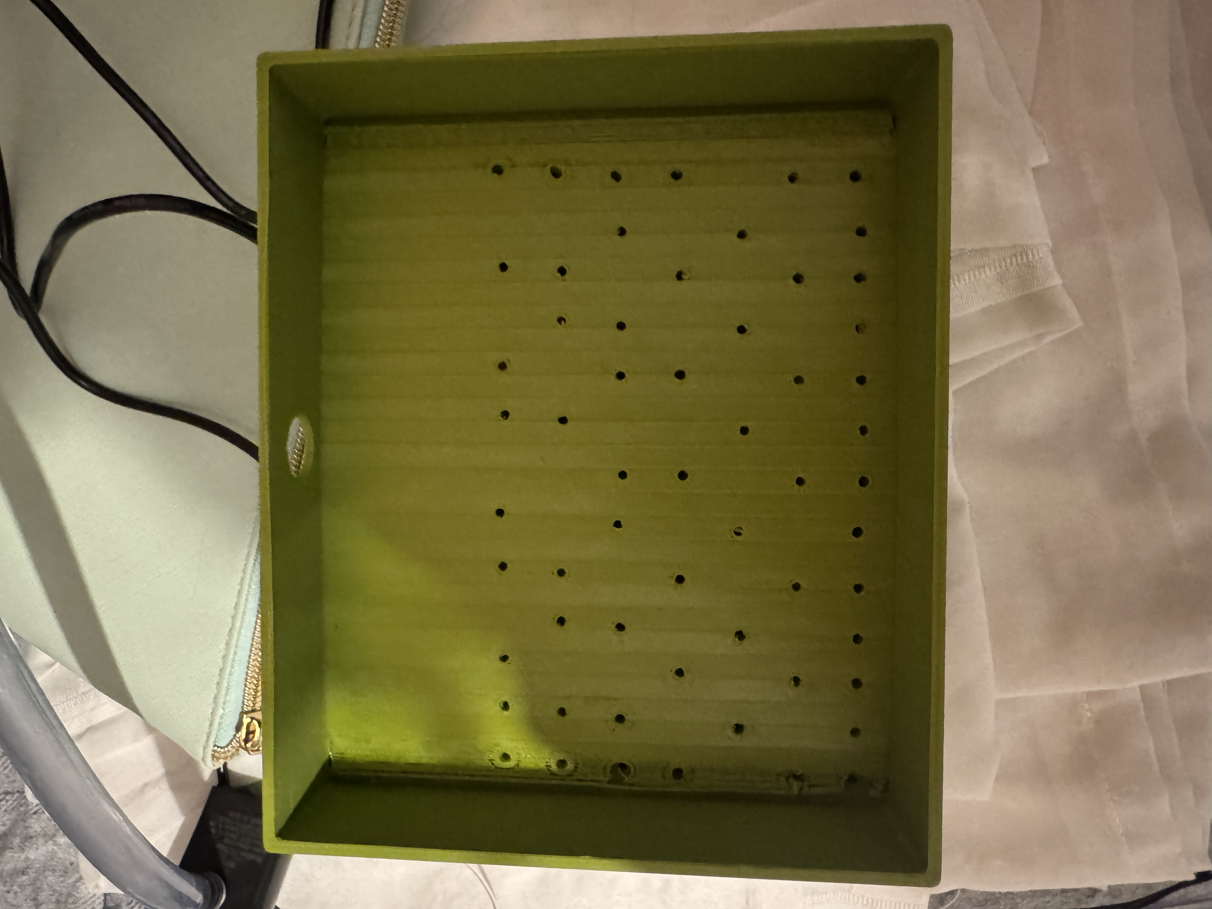 Top reservoir with drip channels